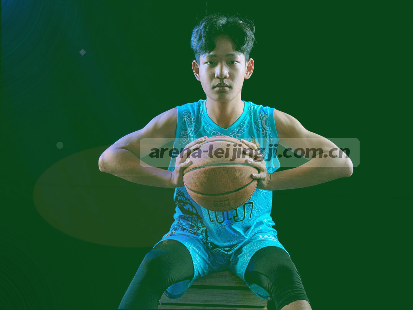 夜间赛场灯光下拉出的运动轨迹与荧光数据光点，抽象动态画面